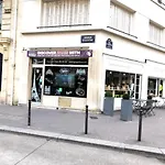 Petite Maison A La Tour Eiffel