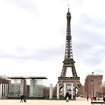 Petite Maison A La Tour Eiffel