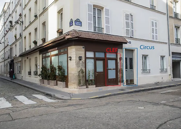 Petite Maison A La Tour Eiffel